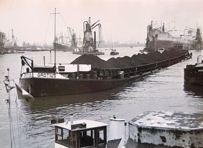 Grotius bij de lospier van de kolencentrale in de Waalhaven Rotterdam.