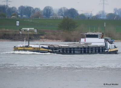 Inizio opvarend op de Rijn bij Emmerik.