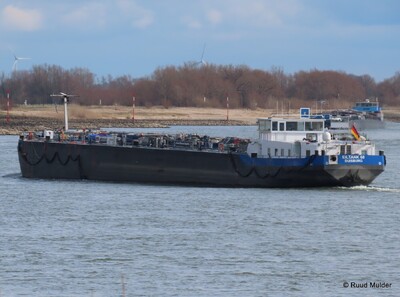 Eiltank 68 opvarend op de Rijn bij Emmerik.