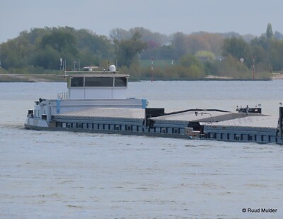 Visco II afvarend op de Rijn bij Emmerik.