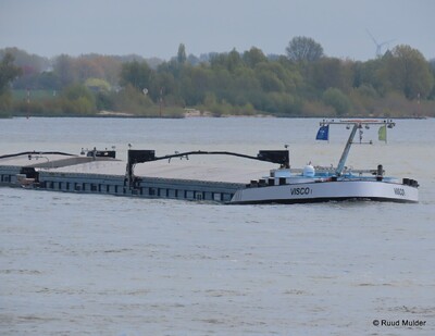 Visco I afvarend op de Rijn bij Emmerik.