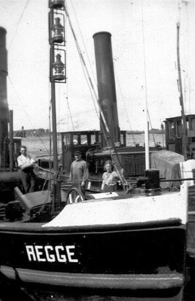 Regge met schipper en schippersvrouw Gijssen en de stoker bij de Zuiderzeewerken rond 1935-36.