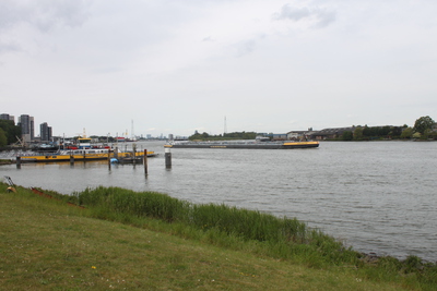  Somtrans XI op de Lek thv pont Kinderdijk.
