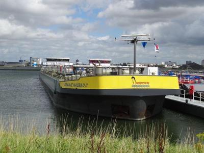 Oranje Nassau II in de Geulhaven in Botlek.