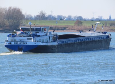 Francisca afvarend op de Rijn bij Emmerik.