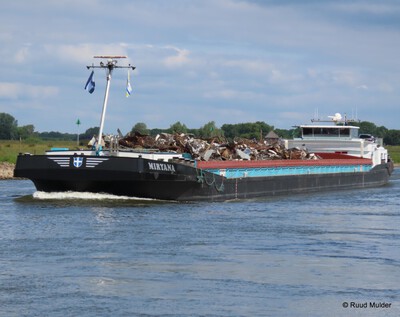 Miryana opvarend op de IJssel bij Bronckhorst.