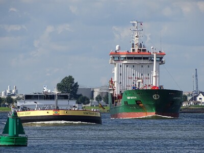 Somtrans XXVI wordt opgelopen door zeevaart in de Dordtsche Kil.