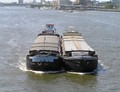 De Madjoe & Jimmy met de motorduwsleepboot Rotterdam.