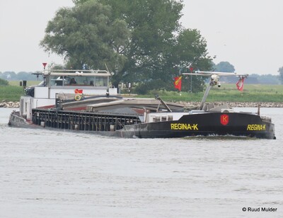Regina-K afvarend op de IJssel bij Bronckhorst.