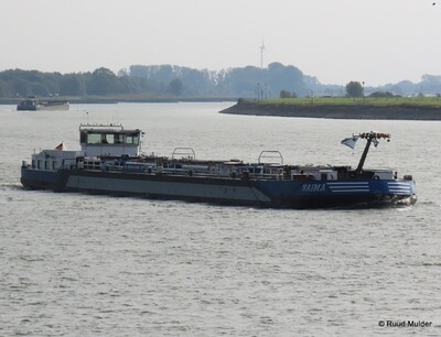 Naima te daal op de Rijn bij Emmerik.