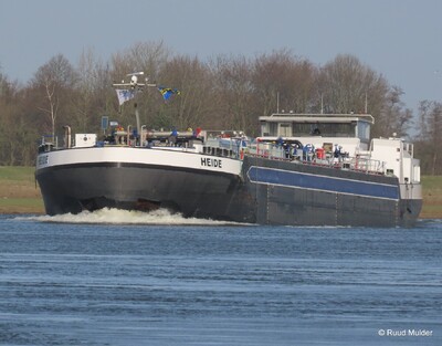 Heide opvarend op de IJssel bij Bronckhorst.