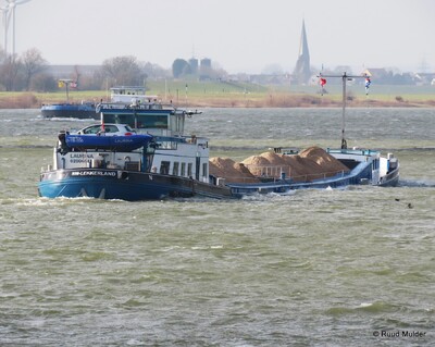 Laurina te daal op de Rijn bij Emmerik.