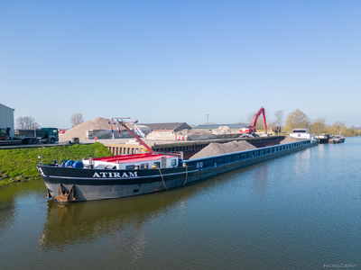 Atiram aangemeerd in de Industriehaven van Zutphen.