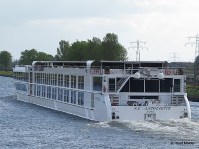 S.S. Antoinette op het Amsterdam Rijnkanaal.
