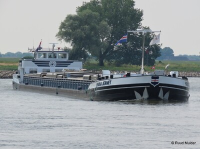 Maria Jeanet afvarend op de IJssel bij Bronckhorst.