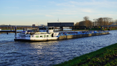 Valora op het Amsterdam-Rijnkanaal bij Nieuwegein.