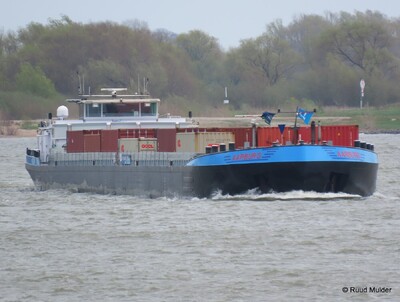 Aarburg afvarend op de Rijn bij Emmerik.