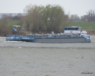 Eiltank 65 opvarend op de Rijn bij Emmerik.