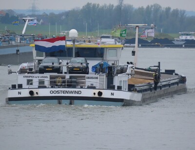 Oostenwind afvarend op de Rijn bij Emmerik.