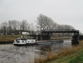 De Confidentia passeert vanuit oostelijke richting de hefbrug over het Van Starkenborghkanaal bij Noord-Zuidhorn