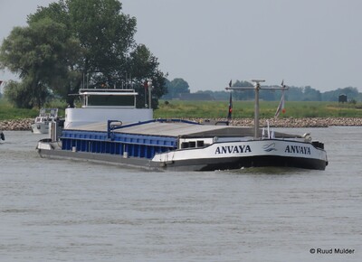 Anvaya afvarend op de IJssel bij Bronckhorst.