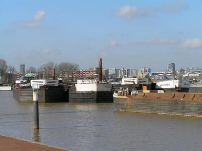 De Kalahari omringd door andere Oosterwijk schepen aan de Steenplaat Rotterdam.