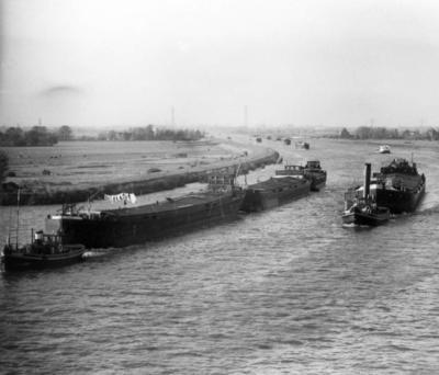 De Hildigis Amsterdam-Rijnkanaal kanaal met De NRV schepen Brunhilde en Delsarto.