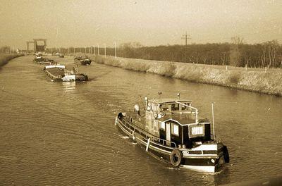 De Neptun 46 achter de Ridi in 1959 op het Dortmund-Ems-Kanal.