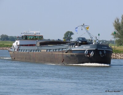 Aljamei afvarend op de IJssel bij Bronckhorst.