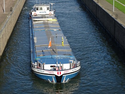 Navicella in de Volkeraksluis richting Antwerpen.