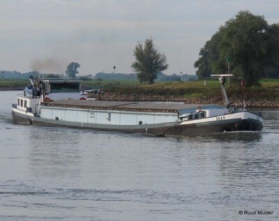 Bark afvarend op de IJssel bij Bronckhorst.