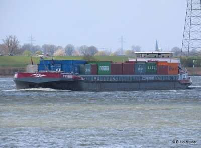  Futuro opvarend op de Rijn bij Emmerik.