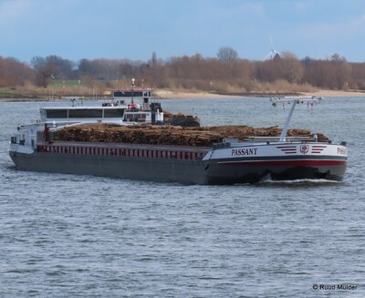 Passant afvarend op de Rijn bij Emmerik.