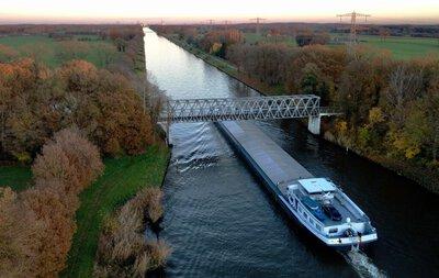 Ventus onder Ehzerbrug over het Twentekanaal bij Almen in Gelderland.