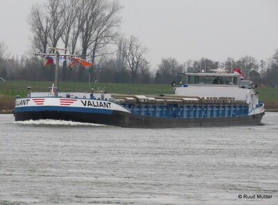 Valiant op de IJssel bij Bronckhorst.