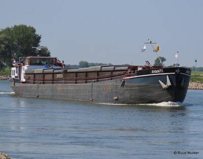 Avanti afvarend op de IJssel bij Bronckhorst.