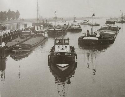 Albert Cuyp met de sleepboot Goliath II grote sluis Hansweert.