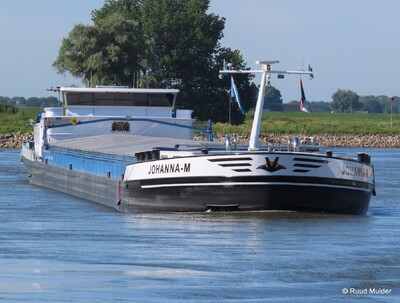Johanna-M afvarend op de IJssel bij Bronckhorst.