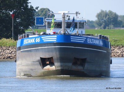 Eiltank 66 afvarend op de IJssel bij Bronckhorst.