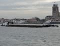 Schorpioen met de duwboot Typhoon Dordrecht.