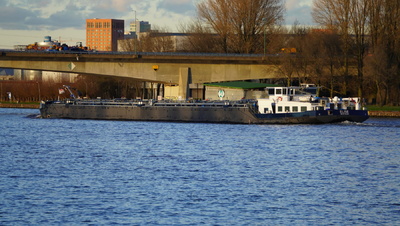 Elise op het Amsterdam-Rijnkanaal bij Nieuwegein.