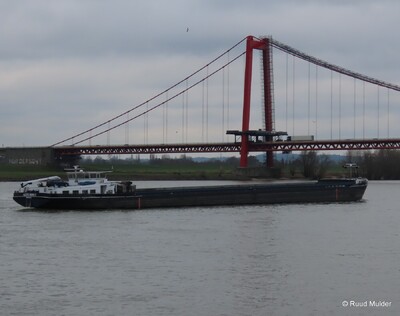 Azzurro te daal op de Rijn bij Emmerik.