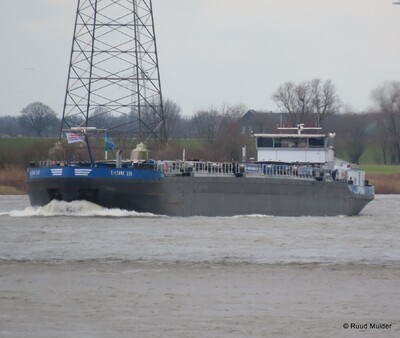 Eiltank 230 opvarend op de Rijn bij Emmerik.