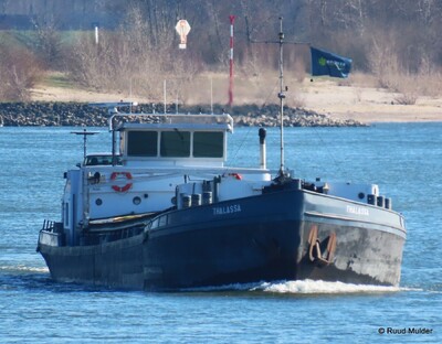 Thalassa afvarend op de Rijn bij Emmerik.