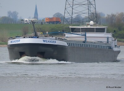 Meander opvarend op de Rijn bij Emmerik.