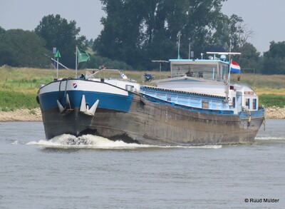 Christiaan C opvarend op de IJssel bij Bronckhorst.