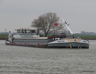 Sanitas op de IJssel bij Bronckhorst.