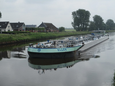 De Ellen nadert op het Van Starkenborghkanaal de hefbrug bij Noord-Zuidhorn uit oostelijke richting.