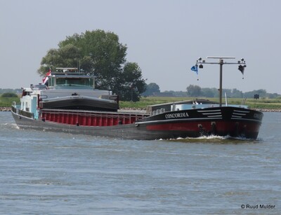 Concordia afvarend op de IJssel bij Bronckhorst.