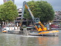 De Albatros aan het werk bij de Leuvehaven te Rotterdam.
